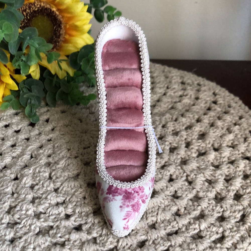 Floral Pink and White High Heel Shoe Shaped Ring Organizer - Picture 4 of 9